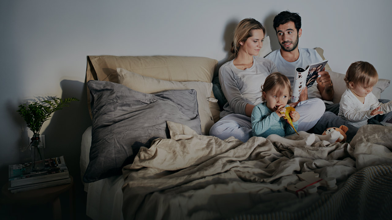 Familie i sofa