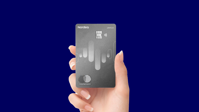 Nordea Platinum card in female hand - 640x360