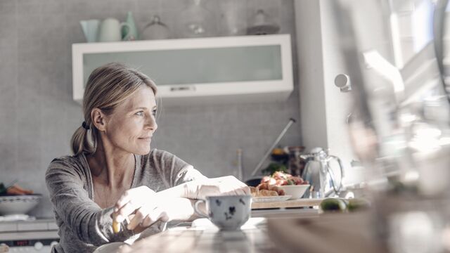 Nainen keittiössä, pieni kuva