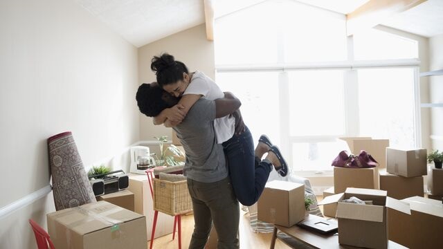Mies halaa naista uudessa kodissa