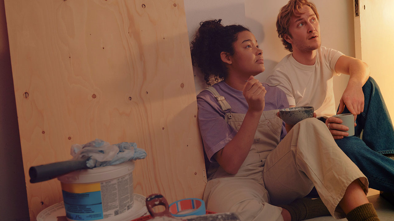 Mies keltaisessa sadetakissa etsimässä kotia