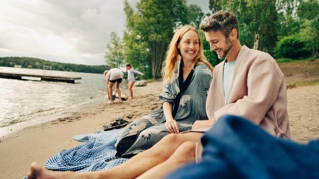 Advertising - Family at the sandy beach - small